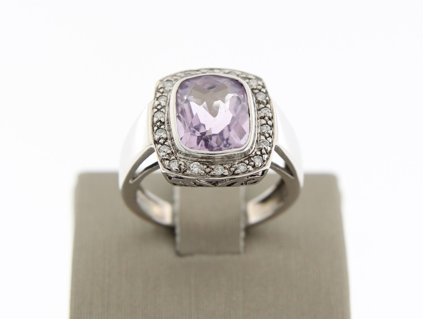 14 k wit gouden ring met Amethist en briljanten