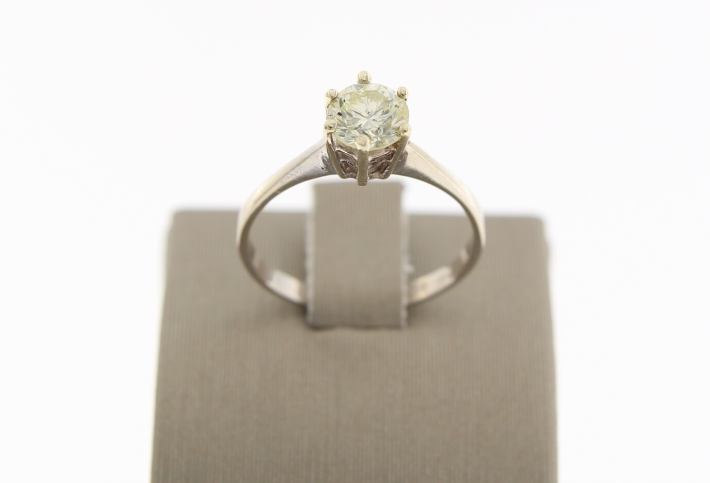 14 k witgouden solitairring met briljant, 0.80 ct Very Light Yellow