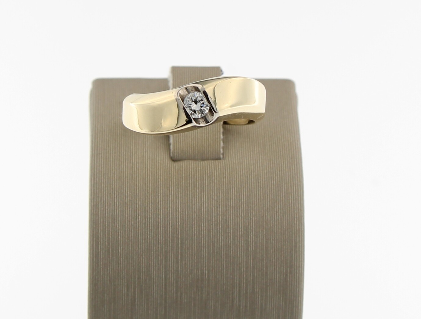 14 k Geel gouden ring met 0.18 ct briljant