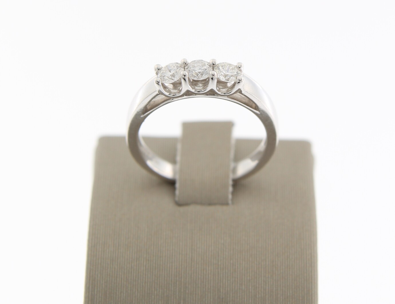 14k wit gouden Memorie ring 3x.20 ct