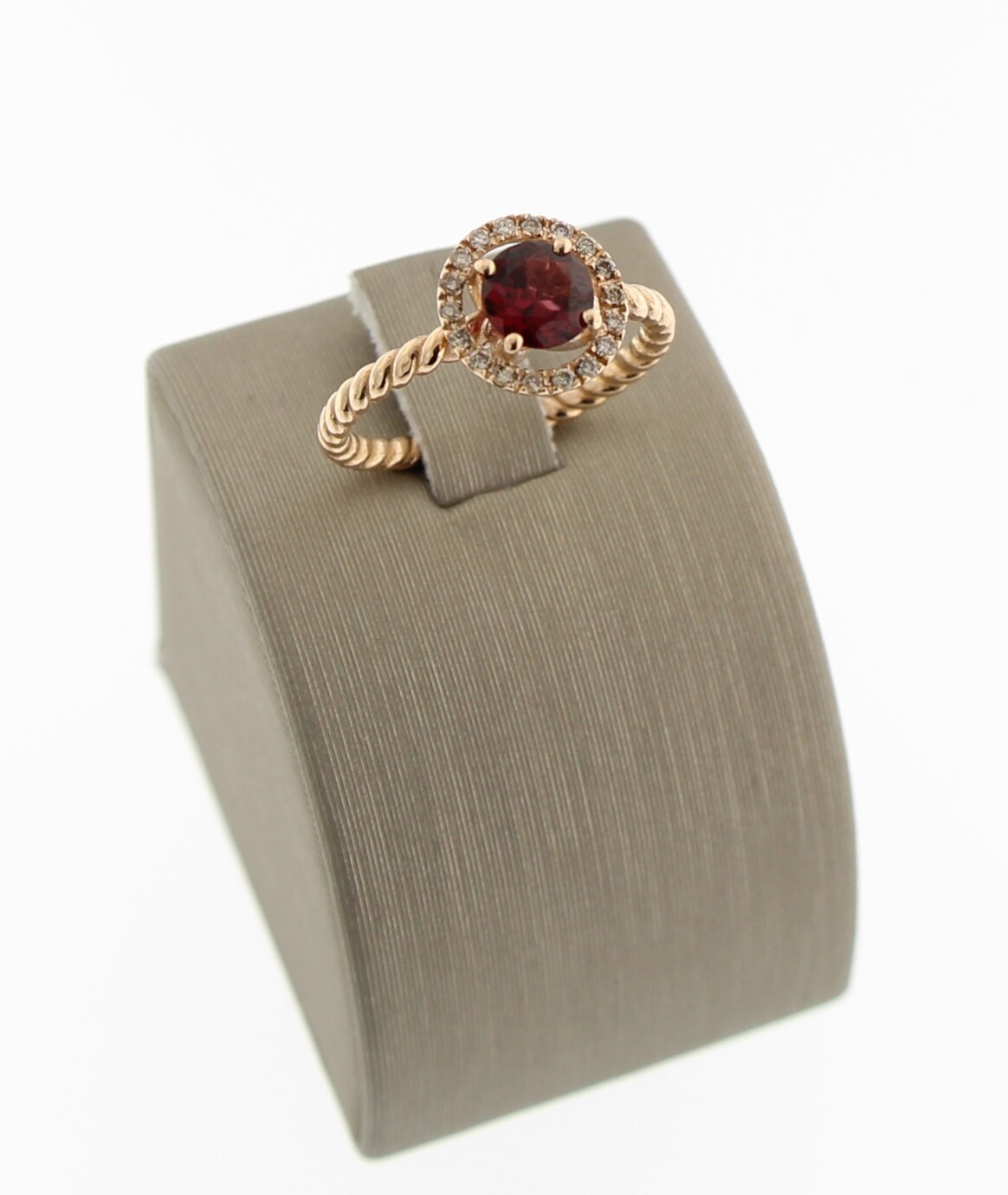 Brusi rosegouden ring, Big Kate collectie, met rhodoliet en champagne diamant