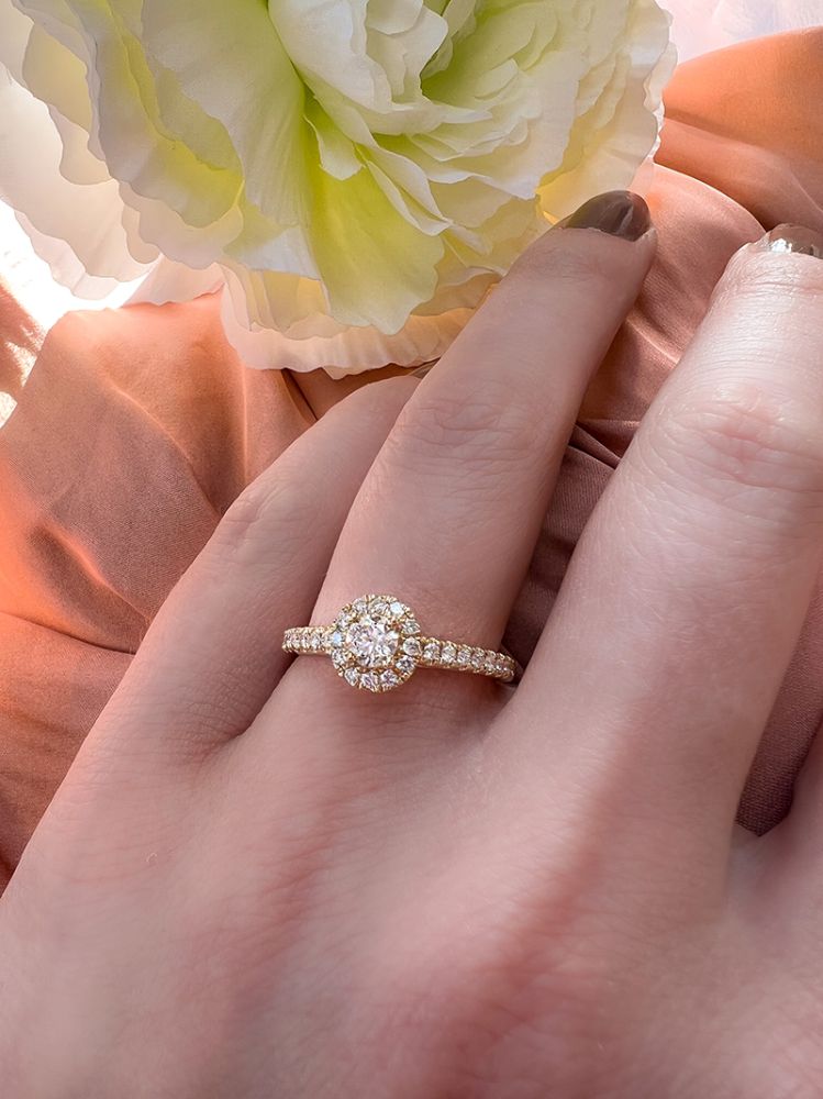 14 karaat geelgouden solitairring met 0.32ct midden steen en bijzet diamant - Afbeelding 2