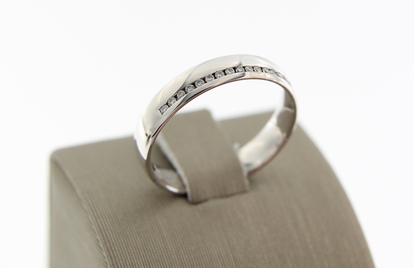 14 k wit gouden ring met briljant 0.10 ct