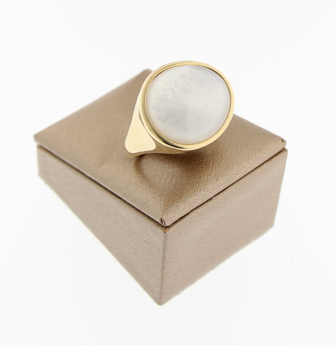 Brusi geelgoud ring, Indjolino collectie, met wit parelmoer