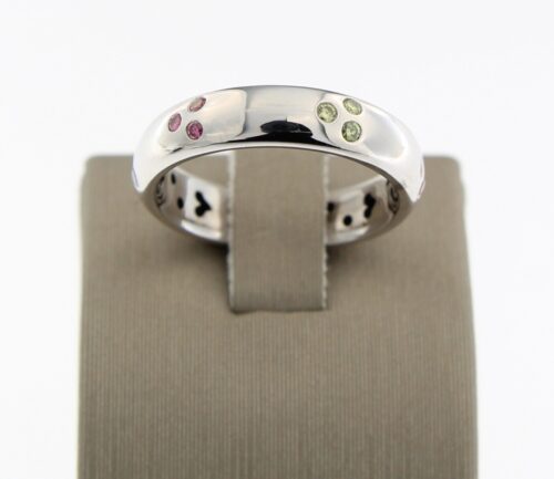 Wit gouden ring met gekleurd saffier