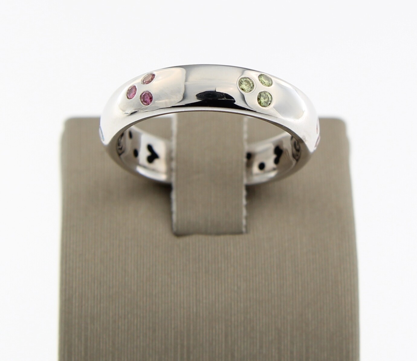 Wit gouden ring met gekleurd saffier