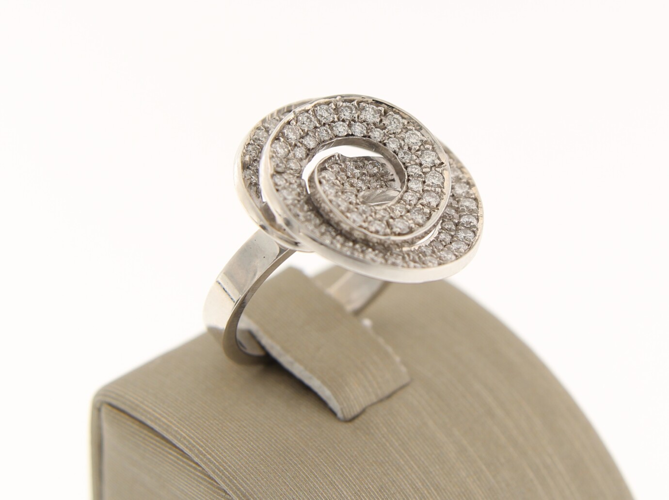 14 k Witgouden zeer riante fantasie ring met 1.17 ct briljant VS/W