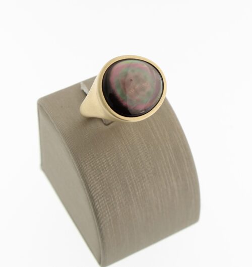 Brusi geelgoud gematteerde ring, Indjolino collectie, met parelmoer