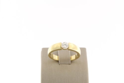 14 karaat geelgouden spanring met 0.40 crt diamant