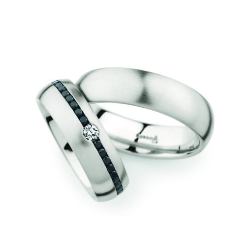 Witgouden trouwringen met zwart diamant