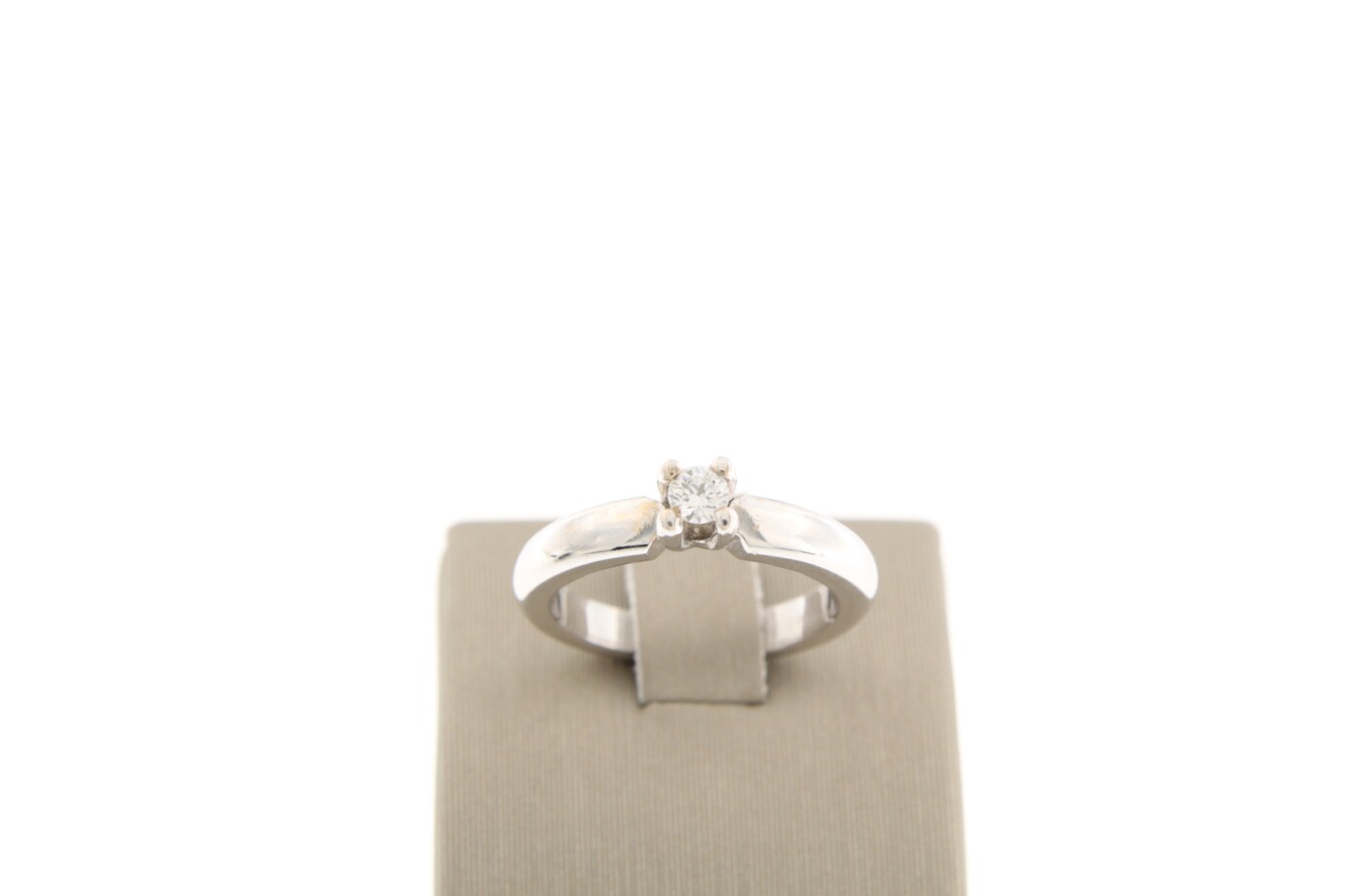 14 k witgouden ring met 0.15 ct briljant