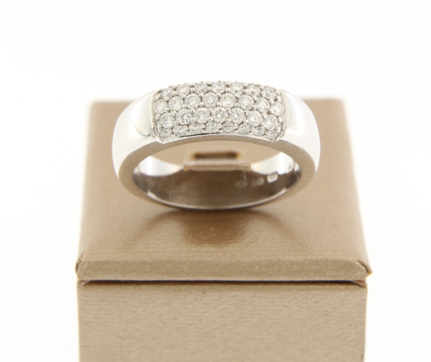 Witgouden ring met 0.60 ct diamnat SI PW PAVE GEZET